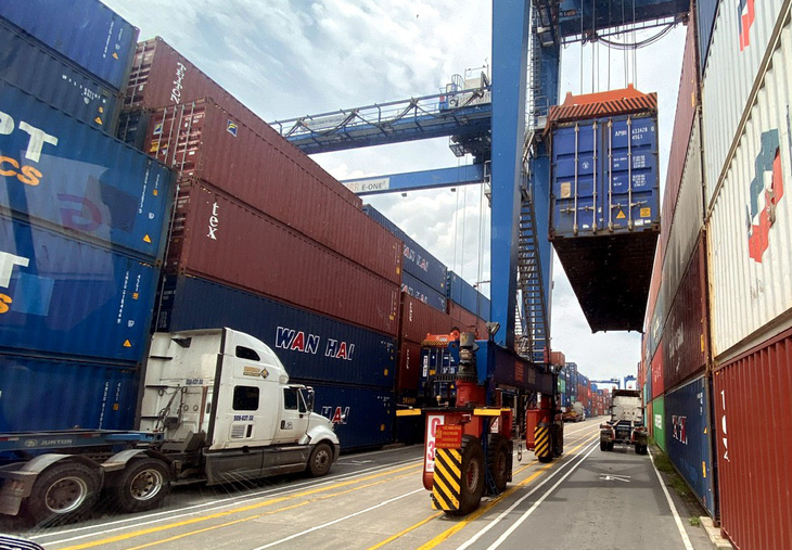 Vận chuyển container hàng hóa lên tàu tại cảng Cát Lái, TP Thủ Đức - Ảnh: TỰ TRUNG