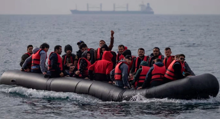 Một chiếc thuyền bơm chở người di cư trái phép vào Anh qua eo biển Manche - Ảnh: GETTY IMAGES