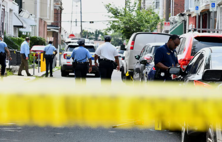Hiện trường một vụ xả súng tại thành phố Philadelphia, bang Pennsylvania ngày 4-7-2023 - Ảnh: REUTERS
