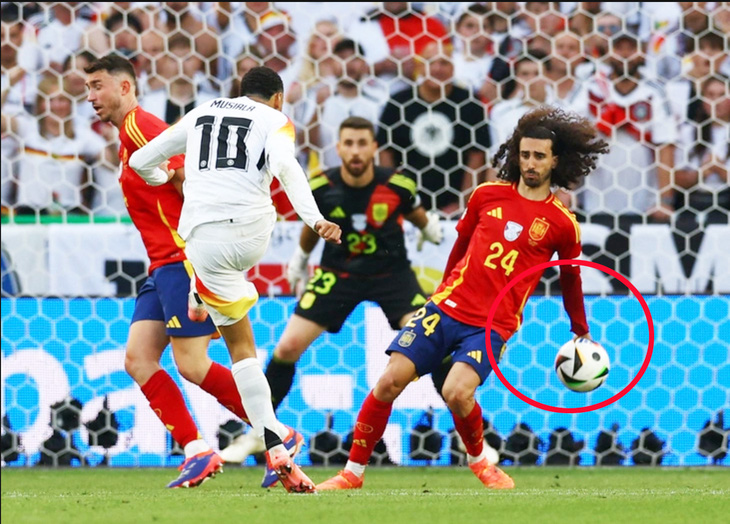 Tình huống Marc Cucurella để bóng chạm tay gây tranh cãi trận tuyển Đức gặp Tây Ban Nha ở Euro 2024 - Ảnh: REUTERS