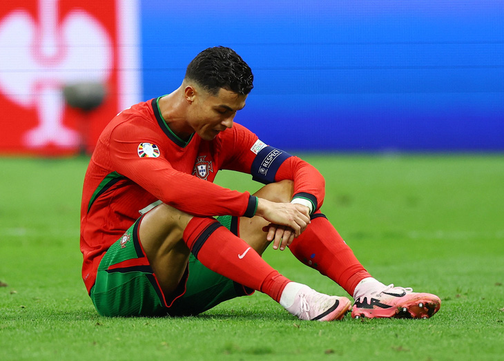 Ronaldo tỏ ra bất lực với bản thân ở Euro 2024 - Ảnh: REUTERS