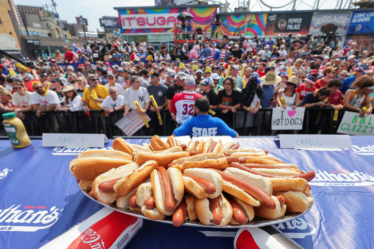 Bánh kẹp xúc xích được trưng bày tại cuộc thi ăn Hotdog quốc ở thành phố New York, Mỹ ngày 4-7 - Ảnh: REUTERS