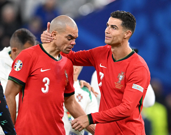 Ronaldo an ủi Pepe sau thất bại ở tứ kết Euro 2024 - Ảnh: REUTERS