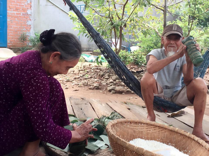 Ông Vũ Văn Bốn (phải) lúc còn sống và vợ 