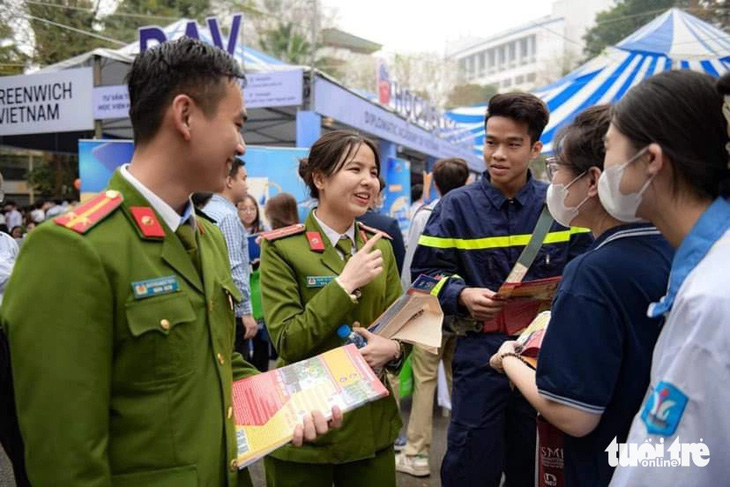 Nhiều thí sinh quan tâm đến thông tin tuyển sinh các trường công an, quân đội - Ảnh: NAM TRẦN