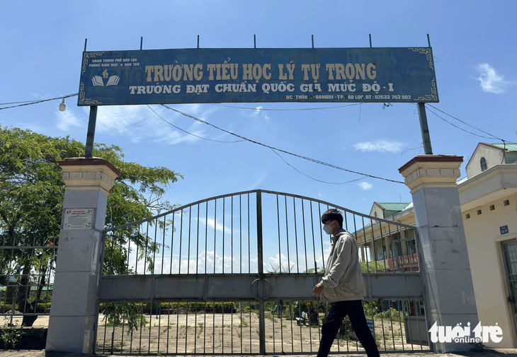 Công trình nhà vệ sinh của Trường tiểu học Lý Tự Trọng phải dừng chờ ý kiến của Bộ Tài nguyên và Môi trường - Ảnh: M.V.