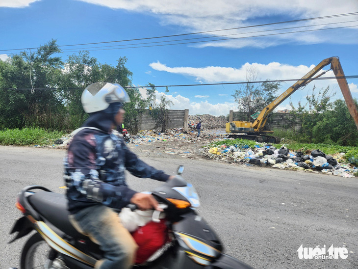 Bãi rác huyện Gò Quao tràn ra cặp quốc lộ 61, đoạn qua xã Vĩnh Hòa Hưng Nam bốc mùi - Ảnh: BỬU ĐẤU