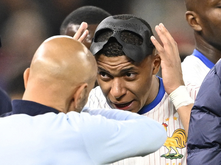 Tiền đạo Kylian Mbappe nhiều lần phải tạm tháo mặt nạ đề lau mồ hôi trong trận tứ kết Euro 2024 - Ảnh: REUTERS