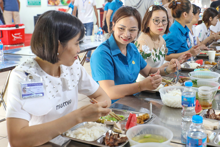 Bữa cơm công đoàn tổ chức tại doanh nghiệp giúp cải thiện bữa ăn ca của công nhân - Ảnh: QUYẾT CHIẾN