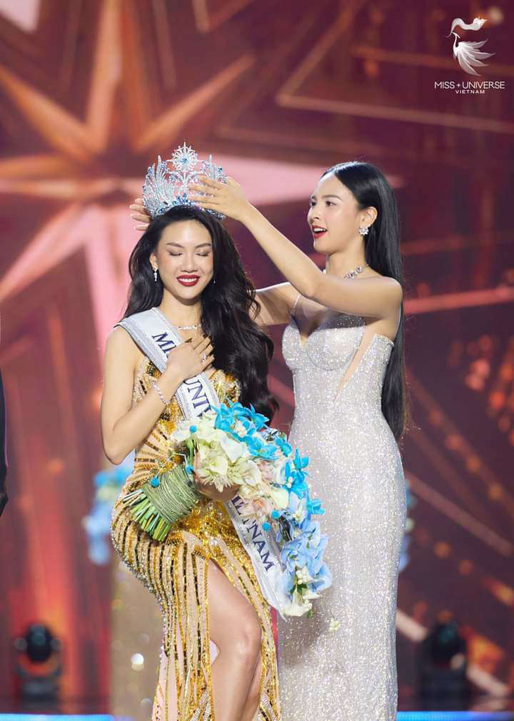 Ban tổ chức Miss Universe Vietnam 2024 gây bất ngờ khi công bố giá trị của vương miện dành cho người chiến thắng năm nay, trong khi năm ngoái, khi đăng quang, Bùi Quỳnh Hoa được nhận vương miện trị giá 2,1 tỉ đồng.