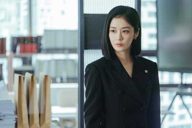 Tạo hình lạnh lùng, sắc sảo của Jang NaRa trong vai nữ luật sư nổi tiếng