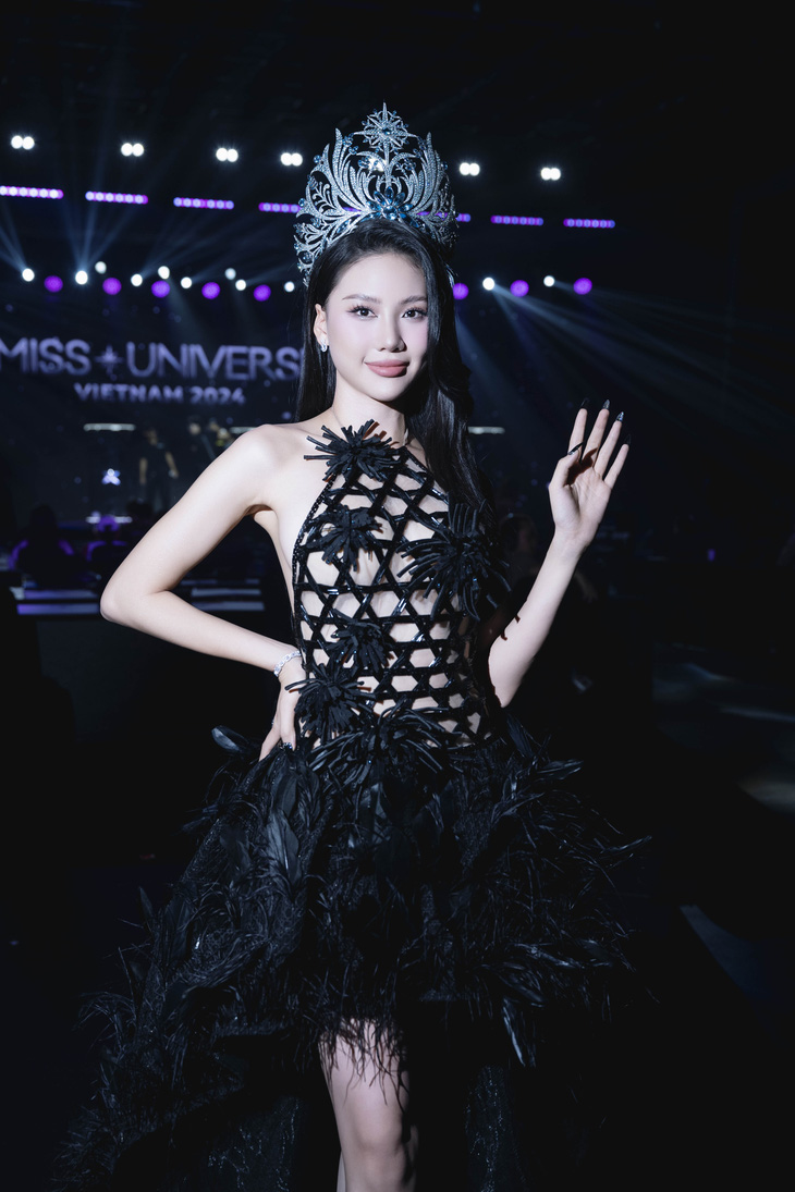 Miss Universe Vietnam 2023 Bùi Quỳnh Hoa khoe lưng trần và đường cong qua bộ váy cổ yếm chất liệu mỏng manh để lộ nội y. Chi tiết tua rua khiến xiêm y thêm gợi cảm.