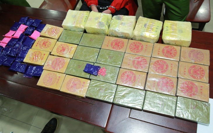 Công an Nghệ An phá vụ vận chuyển 27 bánh heroin, 5kg ma túy đá