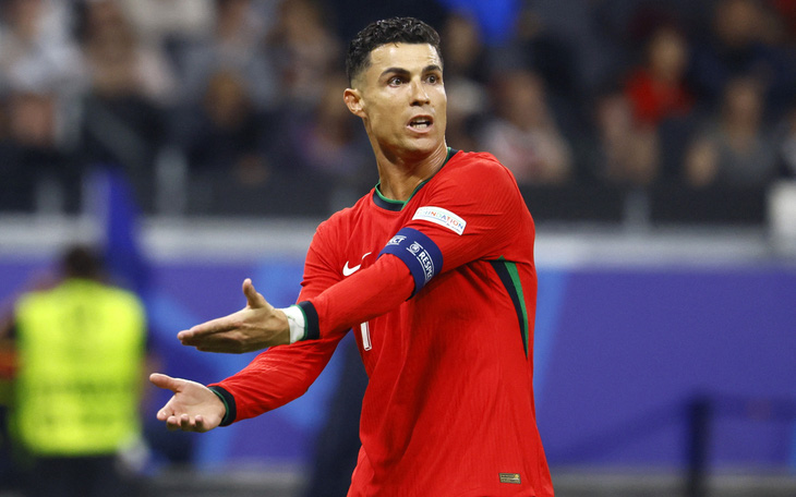 Ronaldo bị chỉ trích vì để tuyển Pháp sút luân lưu trước