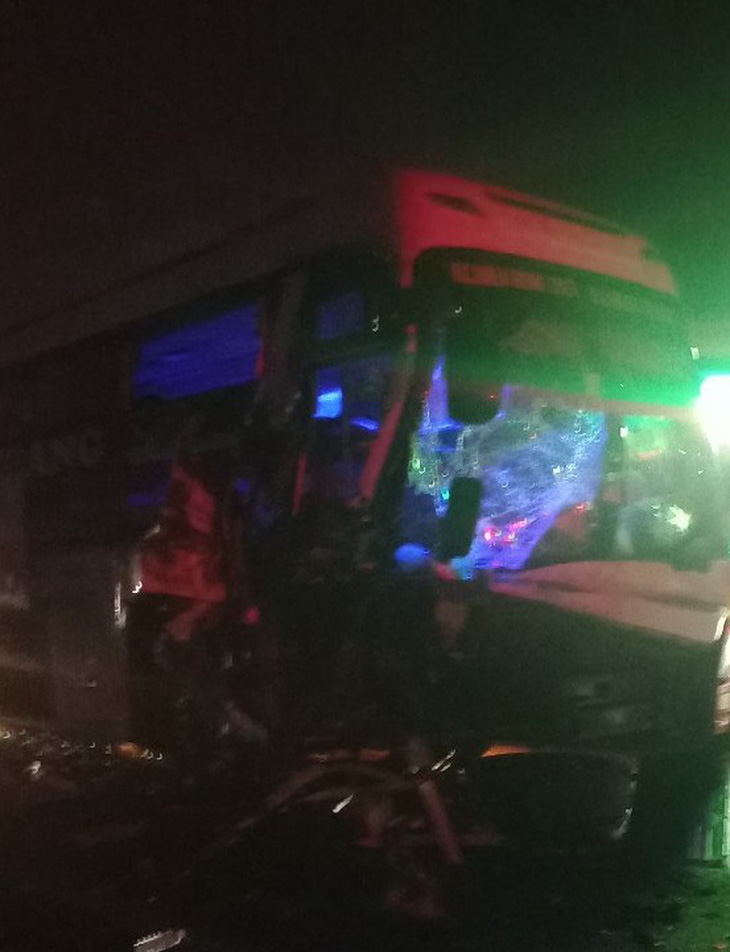 Chiếc xe giường nằm móp méo sau vụ tai nạn - Ảnh: CTV