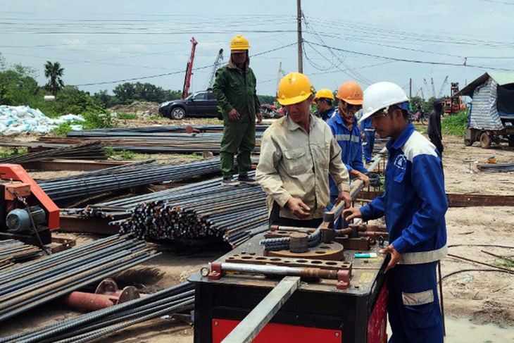 Công nhân thi công ở dự án thành phần 2 cao tốc Biên Hòa - Vũng Tàu - Ảnh: H.M.