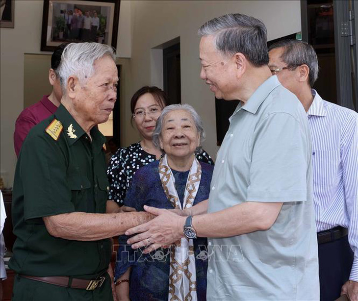 Tại thành phố Long Xuyên, tỉnh An Giang, Chủ tịch nước Tô Lâm thăm và tặng quà gia đình ông Võ Đại Nhân và bà Võ Thị Vân, là gia đình có công với cách mạng.