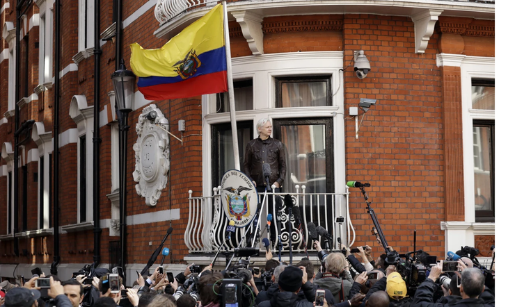 Ông Assange thời còn trong sứ quán Ecuador ở London. Ảnh: NBC News