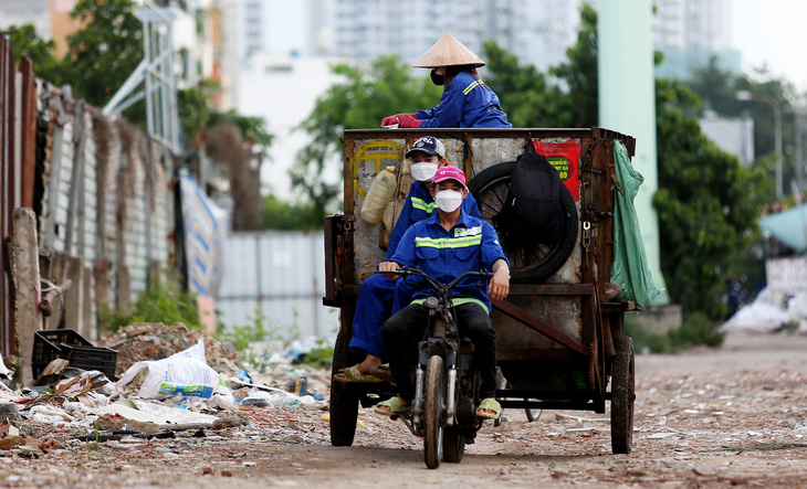 TP.HCM sẽ siết xe rác thô sơ, xe kéo thùng rác chạy trên đường phố. Nhiều người thu gom cho biết việc này sẽ gây khó cho việc lấy rác ở hẻm nhỏ xe lớn không vào được - Ảnh: PHƯƠNG QUYÊN