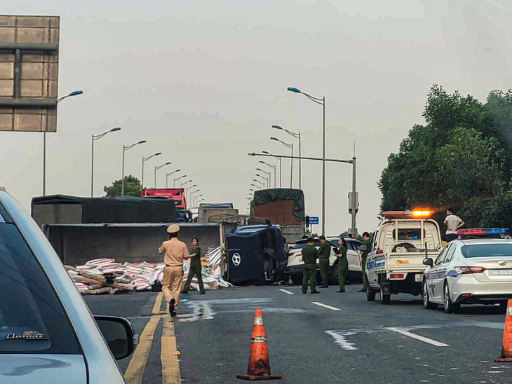 Hiện trường vụ tai nạn giữa xe tải và ô tô con trên cao tốc - Ảnh: B.L. 