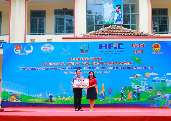 Chung tay an sinh, nâng cao sức khỏe cộng đồng- Ảnh 1. Trao tặng 2 trụ nước uống tại vòi tại Trường phổ thông Dân tộc nội trú huyện Đồng Phú