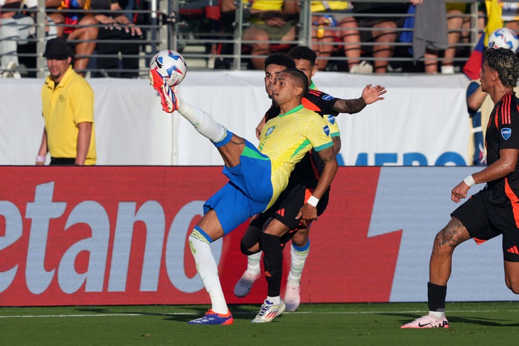 Trực tuyến tứ kết Copa America (8h): Uruguay đấu Brazil- Ảnh 1. Brazil (áo vàng) được dự báo sẽ có trận đấu khó khăn trước Uruguay - Ảnh: REUTERS