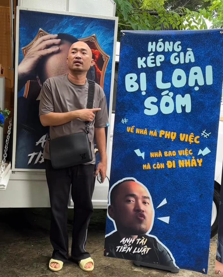 Trước đó, Thu Trang còn gửi xe cà phê để cổ vũ anh tài Tiến Luật. Tuy nhiên, khi xem đến bảng khích lệ thì ai cũng phải thốt lên: 'Là chị cổ vũ chồng dữ chưa?"