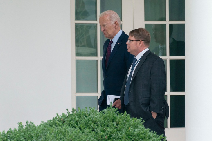 Tổng thống Mỹ Joe Biden nói chuyện cùng bác sĩ Kevin O'Connor tại Nhà Trắng - Ảnh: AFP