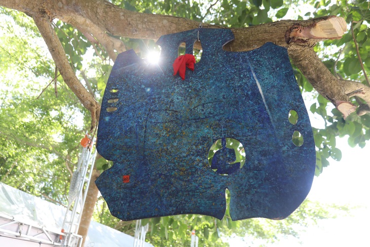 Nhiều tác phẩm lần đầu được đưa từ Pháp về triểm lãm ở chính nơi ông sinh ra và lớn lên - Ảnh: HOÀNG TÁO