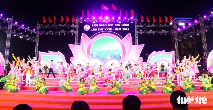 Liên hoan Búp sen hồng các cung thiếu nhi, nhà thiếu nhi, trung tâm hoạt động thanh thiếu nhi khu vực phía Nam lần thứ 27 năm 2024 đã chính thức khai mạc với chủ đề “Sen hồng trên đất Phú” - Ảnh: CẨM GIANG