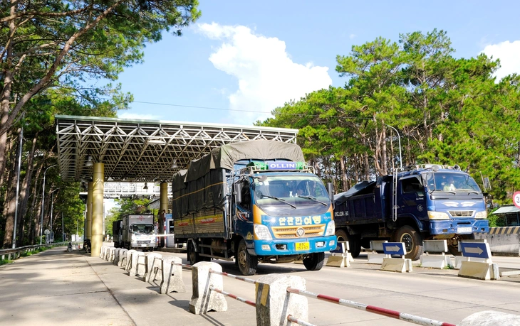 Trạm thu phí BOT trên quốc lộ 19 qua xã Đăk Ta Ley, huyện Mang Yang (Gia Lai) miễn phí qua trạm cho dân sống trong bán kính 2km - Ảnh: TẤN LỰC