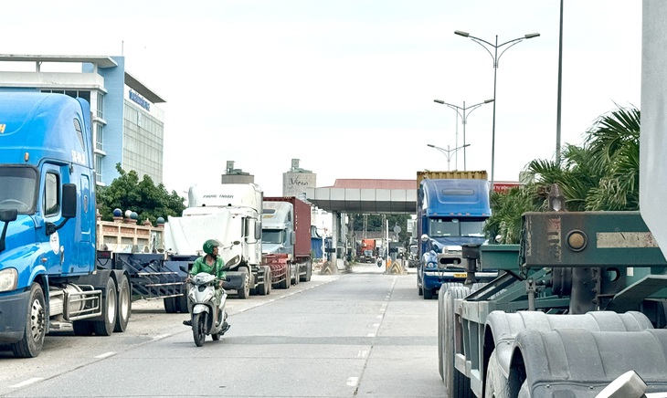 Đoạn đường Nguyễn Thị Tư (phường Phú Hữu, TP Thủ Đức) được Công ty xi măng Vincem Hà Tiên đầu tư dài hơn 2,6km. Khu vực ra vào trạm BOT Phú Hữu hiện rất nhiều xe container đậu kín - Ảnh: THU DUNG