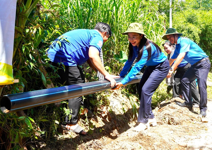 Chị Nguyễn Phạm Duy Trang - bí thư Ban Chấp hành Trung ương Đoàn, chủ tịch Hội đồng Đội Trung ương - đặt ống nước thực hiện công trình lắp đặt hệ thống nước tự chảy tại xã Xuân Quang 1 (huyện Đồng Xuân, tỉnh Phú Yên) - Ảnh: BẢO KÍNH