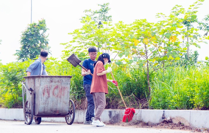 Dọn rác ven đường