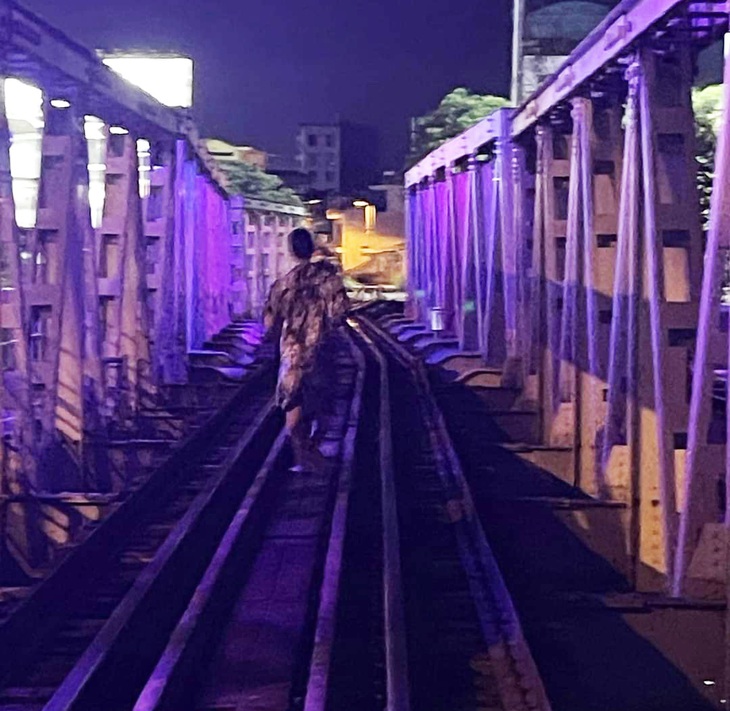 Tạm dừng đường sắt Hà Nội đến ga Hải Phòng vì sà lan đâm biến dạng đường ray- Ảnh 5. Đường ray tàu hỏa trên cầu Quay bị xô lệch khiến tàu từ Hà Nội không thể về ga Hải Phòng - Ảnh: H. PHONG