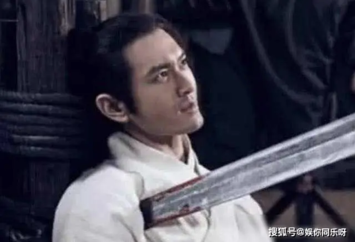 Về phần Huỳnh Hiểu Minh, thay vì bị kiếm đâm vào ngực chảy máu thì có lẽ người đâm không biết đâu là ngực, là tim hay sao nên “một phát vào nách" nhưng máu vẫn... chảy như đúng rồi. Việc này mặc dù đơn giản nhưng được xem là sự "sỉ nhục trí thông minh" của khán giả. Điều này khiến khán giả phải cảm thán: “Anh hùng của tôi, lần sau xin hãy đâm chính xác hơn nhé. Đừng làm đổ máu sai trái như thế và ảnh hưởng đến ảo tưởng võ thuật đẹp đẽ”.