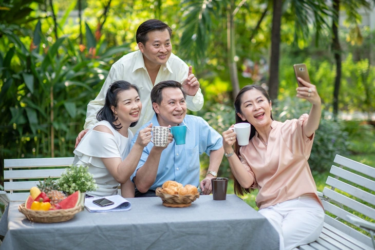 Bước vào tuổi trung niên, chúng ta có xu hướng tập trung vào những mối quan hệ sâu sắc thay vì xã giao thông thường.