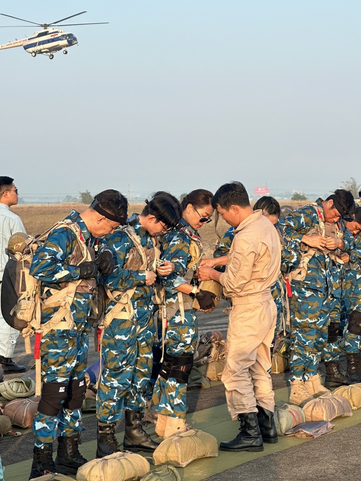 Trung tá Đỗ Duy Quý - chủ nhiệm CLB Hàng không phía Nam - kiểm tra an toàn dù cho học viên trước giờ nhảy