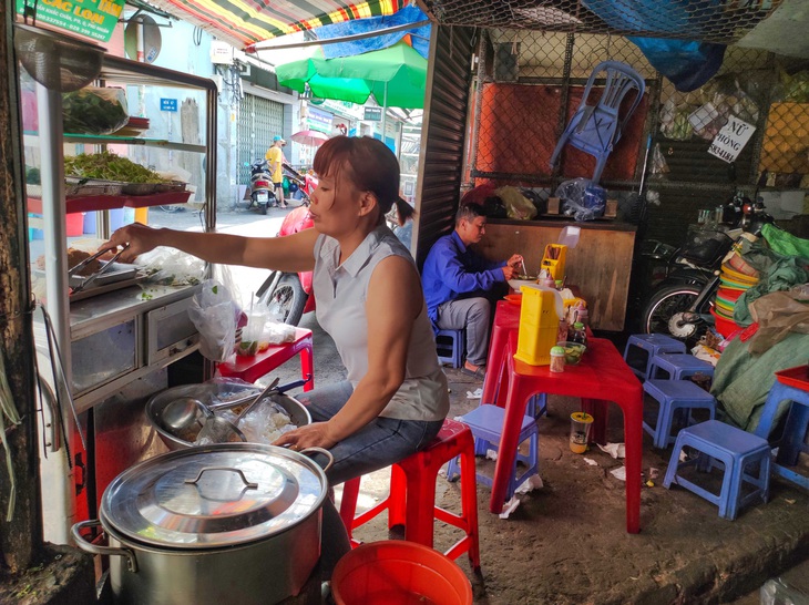 Quán bún của cô Nguyễn Thị Dung, 40 tuổi, được truyền nghề từ các thế hệ trong gia đình. Ban đầu mẹ cô bán trong chợ Ga, năm 2013 cô dọn ra ngã tư ở chợ bán đến tận nay - Ảnh: LÝ QUANG THIỆN