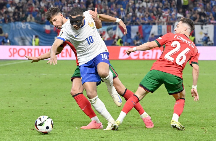 Mbappe cô đơn trên hàng công tuyển Pháp ở Euro 2024 - Ảnh: REUTERS