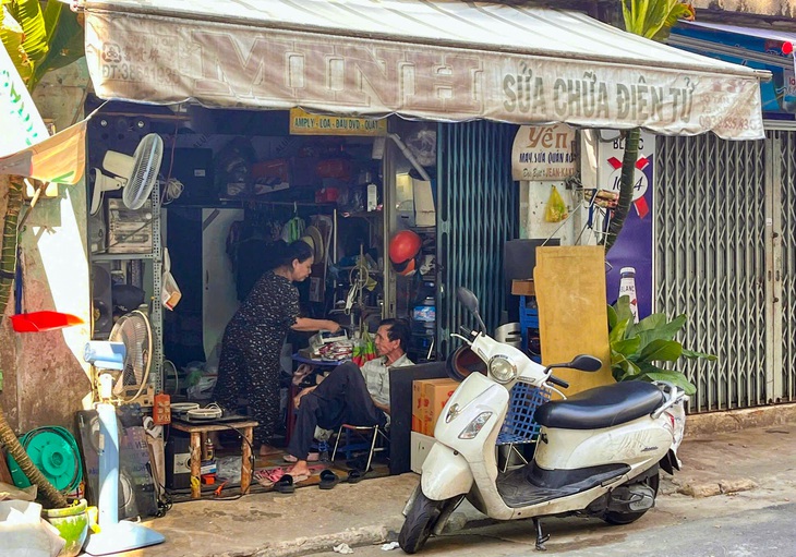 Vợ chồng chú Minh, cô Yến, làm nghề sửa chữa điện tử tại khu chợ Ga hơn 20 năm - Ảnh: NGỌC TUYỀN