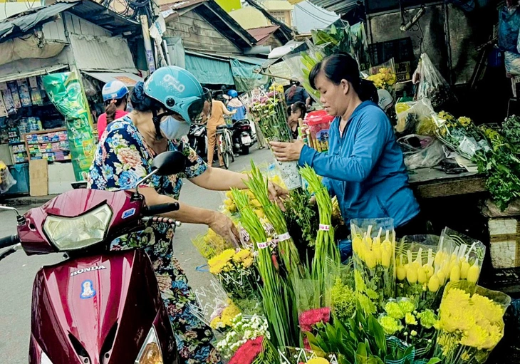 Người dân mua hoa ở chợ Ga - Ảnh: NGUYỄN THỊ BĂNG TÂM