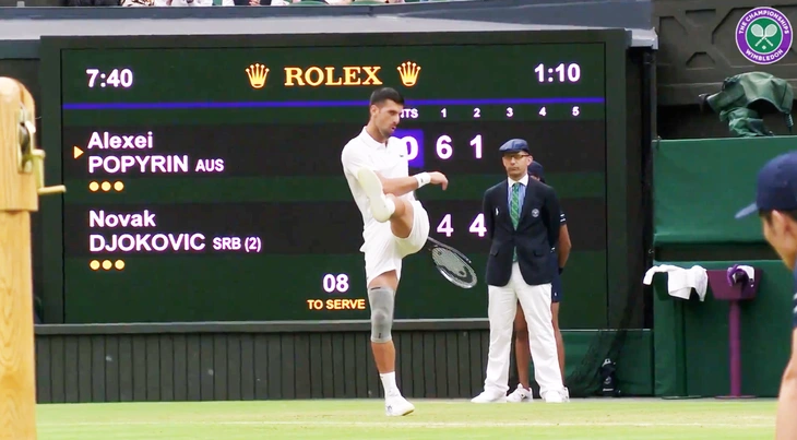 Novak Djokovic giả vờ đá phạt đền chúc mừng chiến thắng của tuyển Anh tại Euro 2024