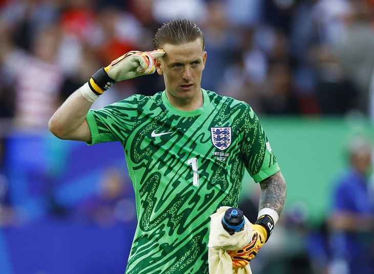 Thủ môn Pickford tỏa sáng trong loạt luân lưu, giúp tuyển Anh vào bán kết Euro 2024 -  Ảnh: REUTERS
