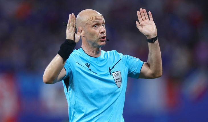 Trọng tài Anthony Taylor đã có những quyết định gây tranh cãi trong 2 trận đấu ở Euro 2024 - Ảnh: Reuters