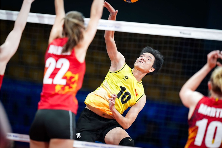 Bích Tuyền của tuyển bóng chuyền nữ Việt Nam thi đấu dũng mãnh trước tuyển Bỉ - FIVB