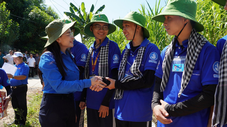 Chị Nguyễn Phạm Duy Trang thăm hỏi, động viên, tặng quà cho đội hình sinh viên tình nguyện Mùa hè xanh Trường đại học Sư phạm kỹ thuật TP.HCM - Ảnh: BẢO KÍNH