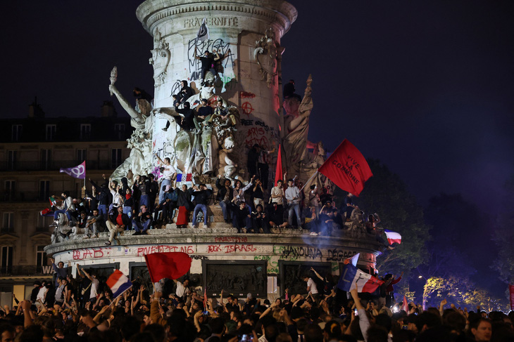 Đám đông tham gia cuộc mít tinh đêm bầu cử sau khi có kết quả vòng hai bầu cử Quốc hội Pháp ở trung tâm Paris tối 7-7 - Ảnh: AFP