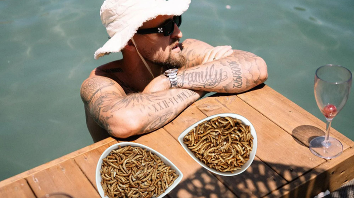 Robert Andrich và món ăn ưa thích là sâu bột (mealworm)