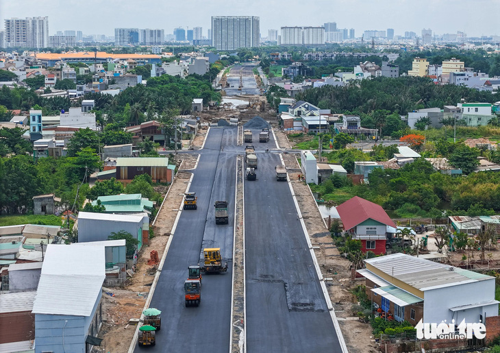 Hiện dự án mở rộng quốc lộ 50 đang triển khai thi công. Nếu đầu tư thêm tuyến quốc lộ 50B sẽ tạo điều kiện thuận lợi cho người dân đi lại - Ảnh: LÊ PHAN